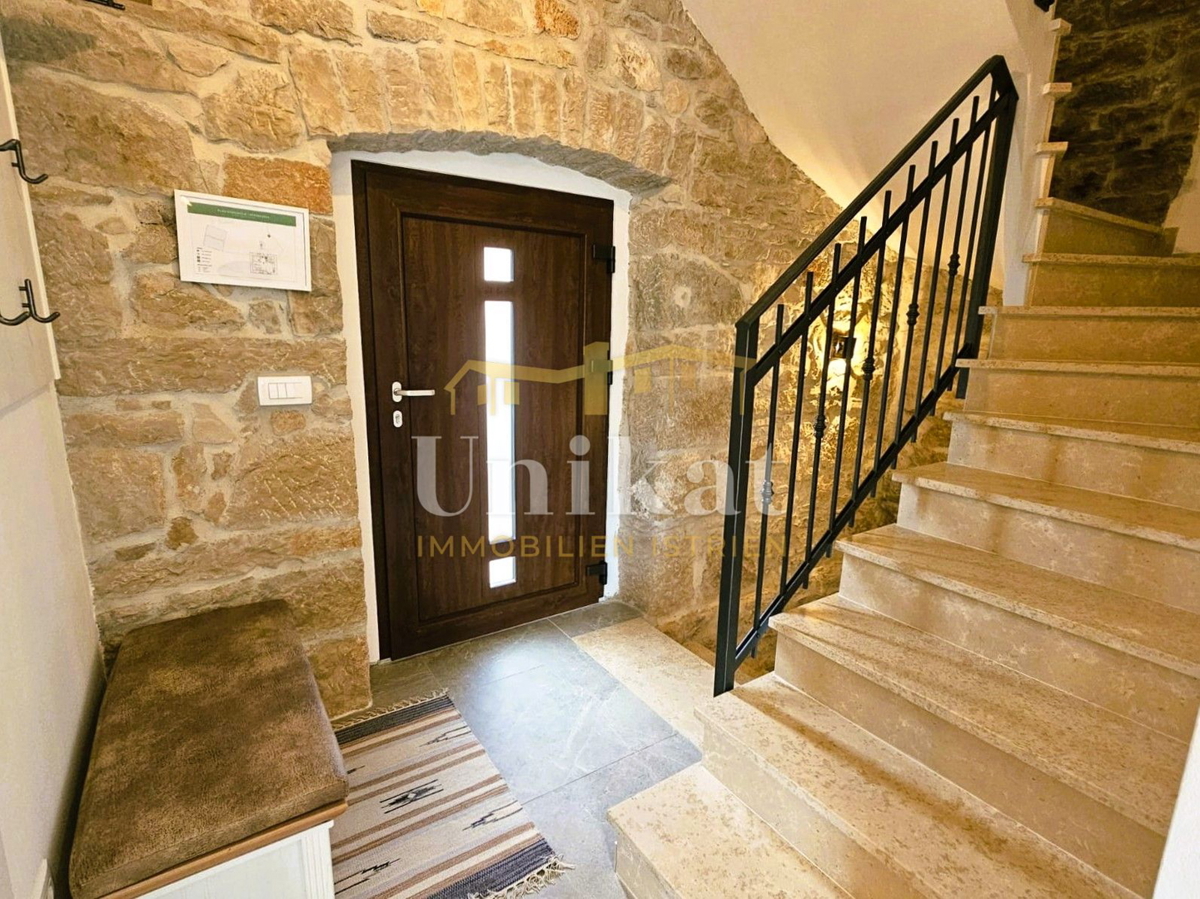 Casa in pietra ristrutturata con piscina e casetta benessere